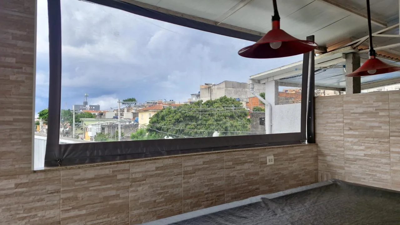 Toldo cortina em lona cristal visto por dentro da área gourmet